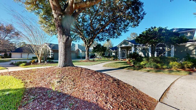 Building Photo - Stunning 5 Bed/4 Bath POOL Home in the bea...
