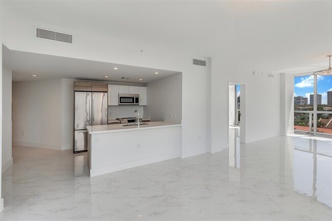 Building Photo - 9940 W Bay Harbor Dr