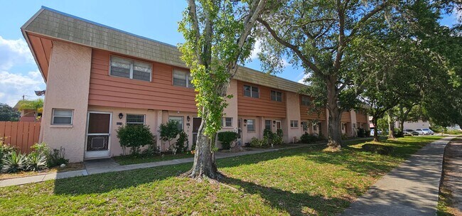Foto del edificio - Titusville Townhouse Including Water and pool