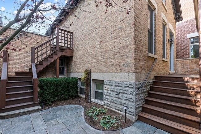 Building Photo - 2032 N Kenmore Ave