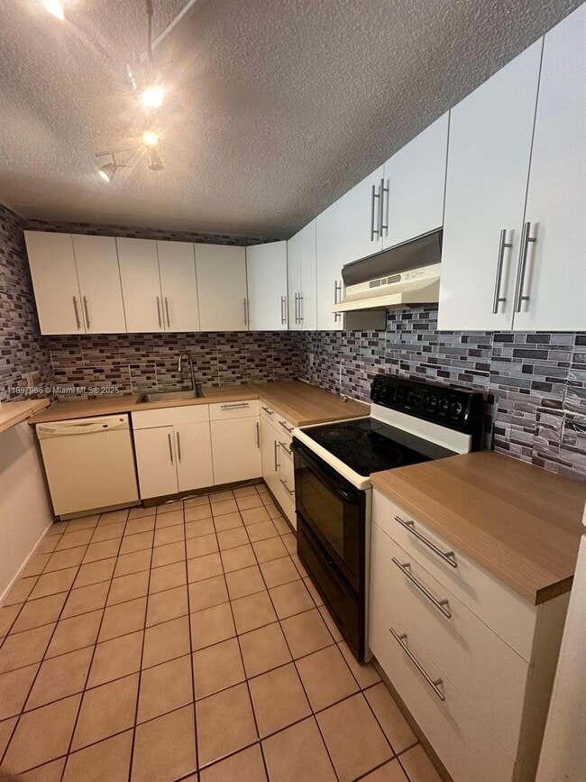 Building Photo - 14820 Naranja Lakes Blvd