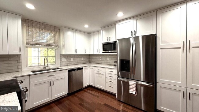 Building Photo - 2020 Hopewood Dr