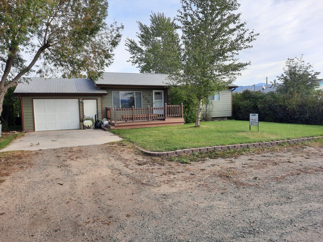 Primary Photo - 405 E Centennial Ave