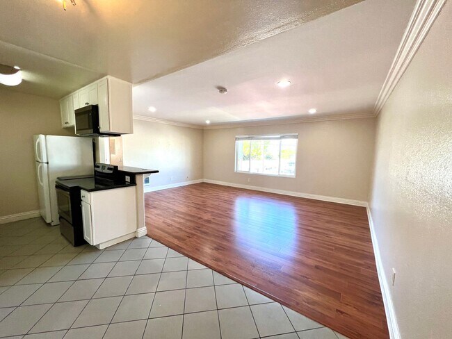 Foto del edificio - Bright Upstairs 2BR/1.5BA with Parking & G...