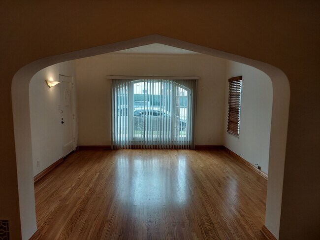 Living Room w/picture window - 751 N Edinburgh Ave