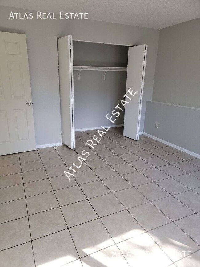 Building Photo - 2 Bedroom with Washer/Dryer Hookups!