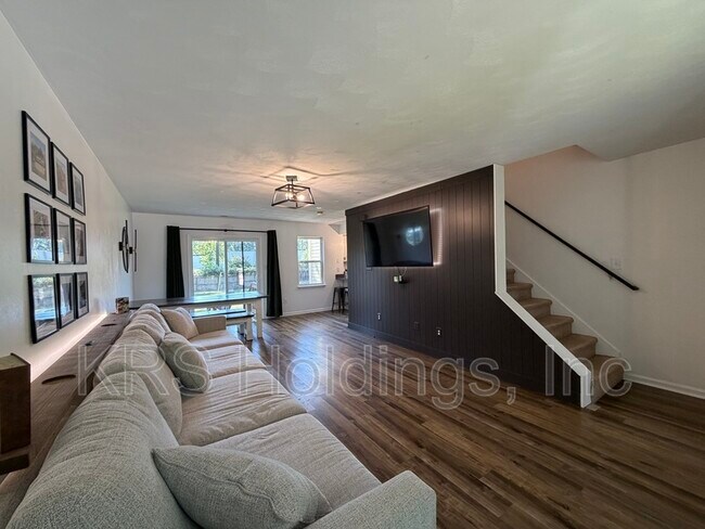 Building Photo - 921 Tennyson St