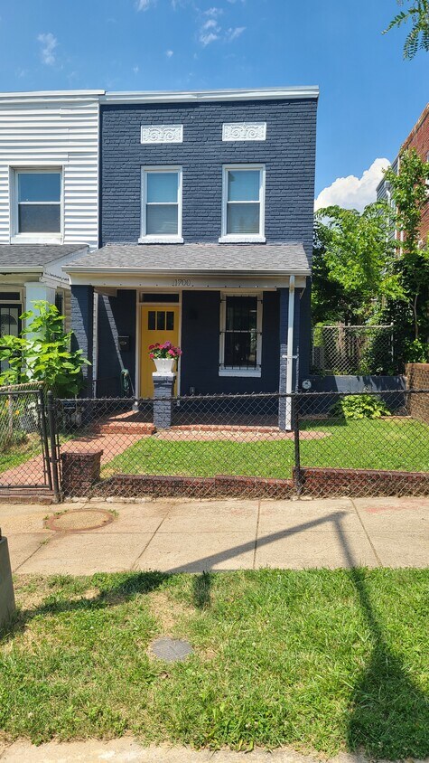 Foto principal - 1700 L St NE