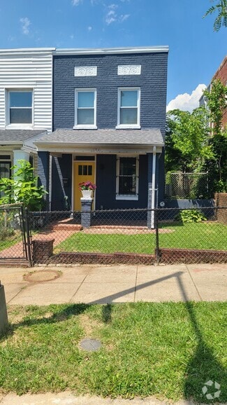 Building Photo - 1700 L St NE