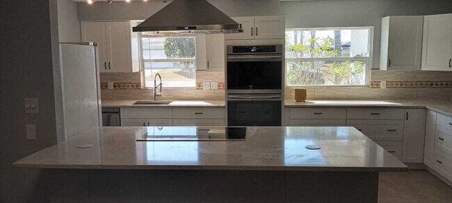 Foto del edificio - 5-Bedroom Pool Home with 2 Full Baths - Spacious 2373 Sq Ft Home in Englewood's Prime Location!"