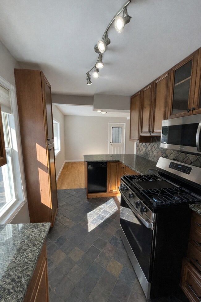 Building Photo - COMING SOON! - 2 BED 1 BATH Home!