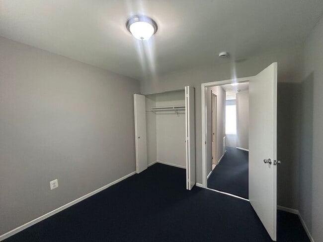 Building Photo - 4 Bedrooms 2 full plus 2 half bathrooms