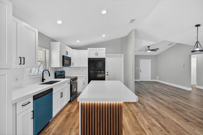 Foto del edificio - 351 NW 8th Ave