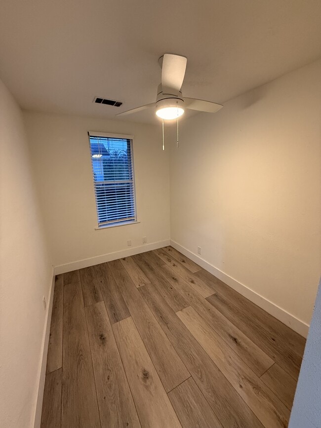 Foto del edificio - 913 Block St