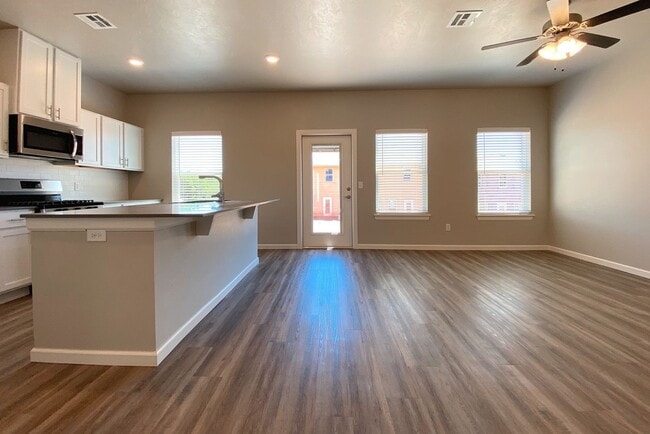 Building Photo - Modern 3 Bed, 2.5 Bath Townhome for Rent i...