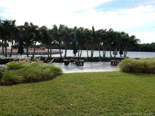 Foto del edificio - 400 Kings Point Dr