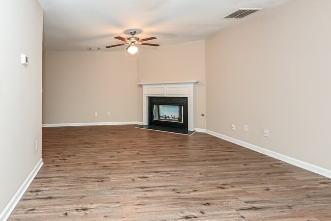 Foto del edificio - 347 Hidden Creek Ln
