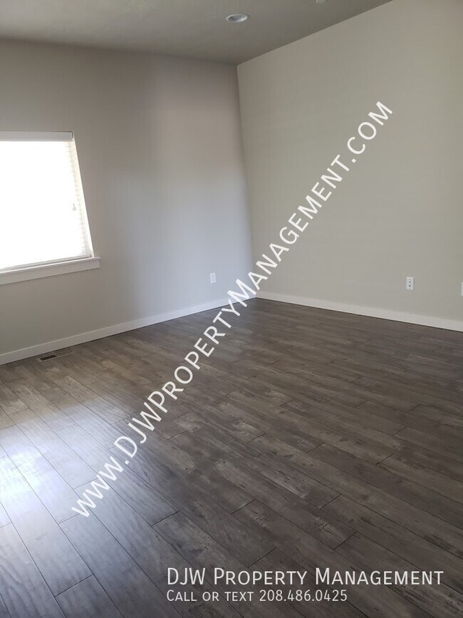 Foto del edificio - 324 E 3rd St