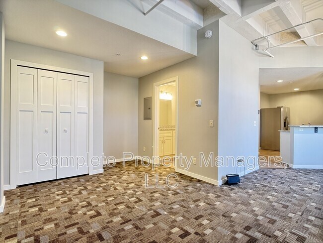 Building Photo - 207 E 4th St