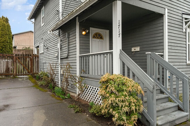Building Photo - 1717 26th Ave S