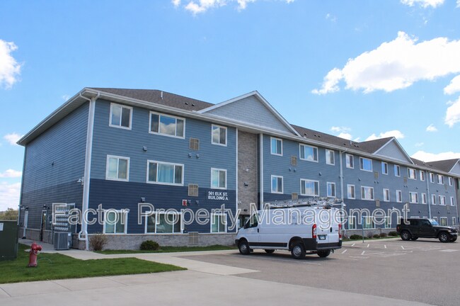 Building Photo - 561 S Elk St