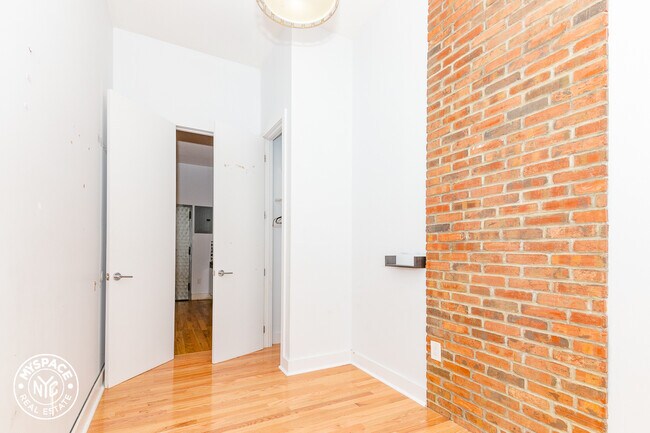 Foto del edificio - 518 Grand St