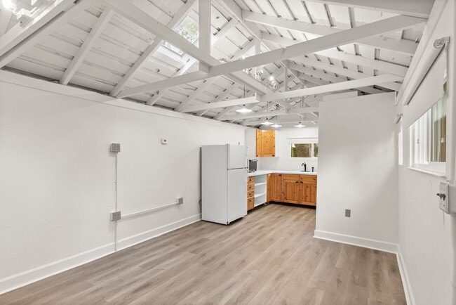 Building Photo - Cozy Studio in West Linn