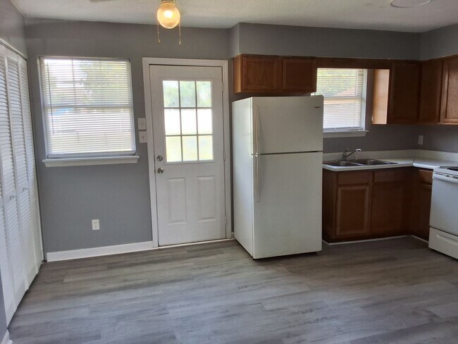 Building Photo - Beautiful 3 Bed, 1 Bath Convenient Locatio...
