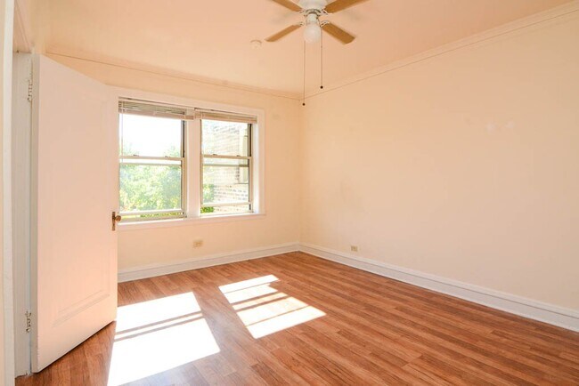 Foto del edificio - 2536 N Sawyer Ave
