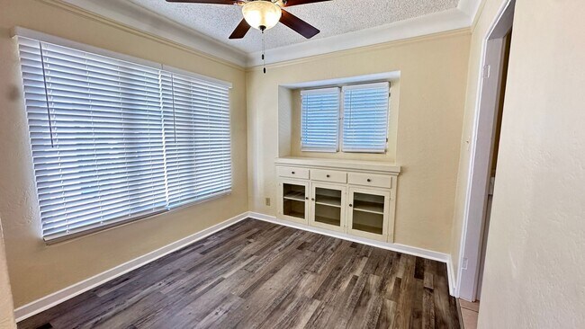 Foto del edificio - LARGE DOWNSTAIRS ONE BEDROOM ONE BATH!