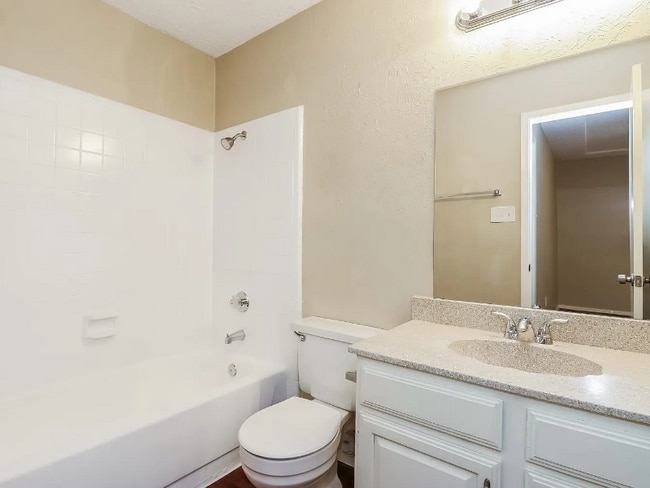 Building Photo - 3802 Wooddale Ct