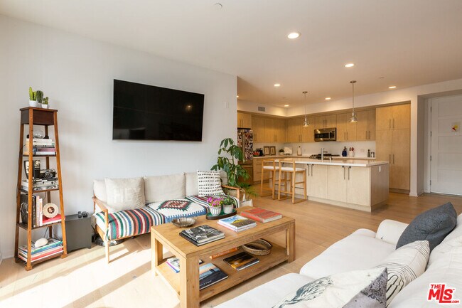 Foto del edificio - 4240 Laurel Canyon Blvd