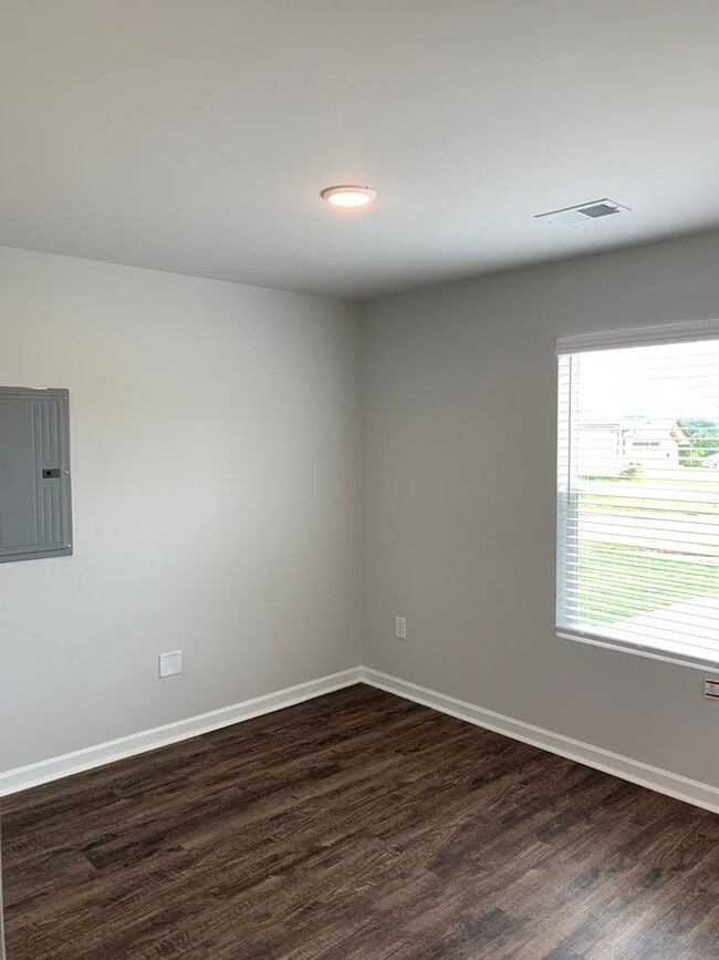 Building Photo - Don’t Miss This — Pre-Leasing 3-Bed, 2-Bath Home in Lakeside Cottages