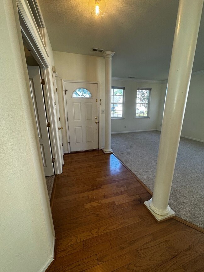 Foto del edificio - BEAUTIFUL OPEN FLOOR PLAN