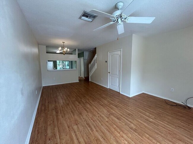 Foto del edificio - 2350 Lake Woodberry Cir