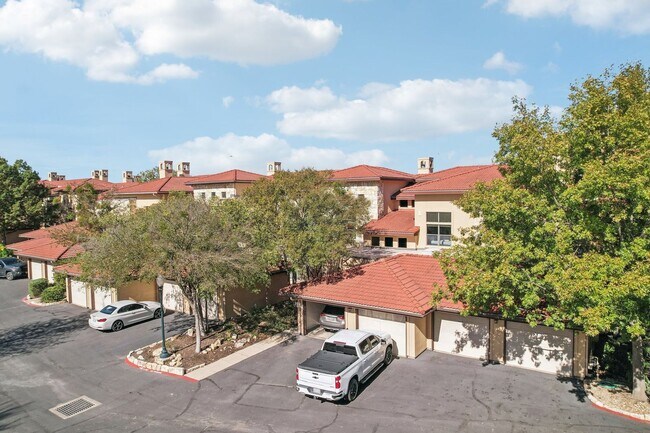 Foto del edificio - Luxury Riverfront Condo Near Georgetown Square | 2 Bed / 2 Bath with Balcony