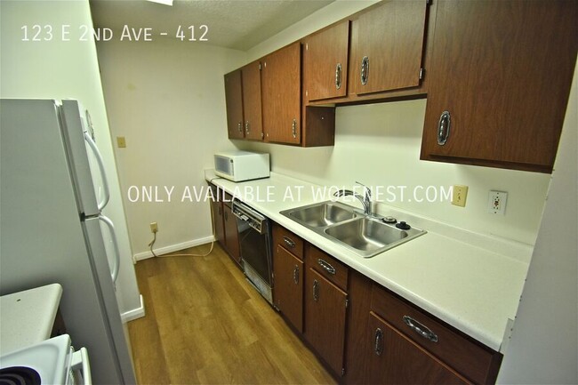 Building Photo - Gorgeous 2 Bed Downtown Condo! No Deposit ...