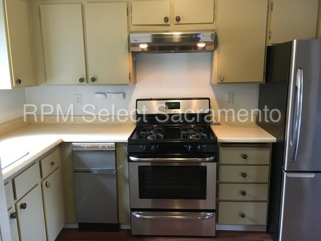 Building Photo - 663 Knollwood Dr