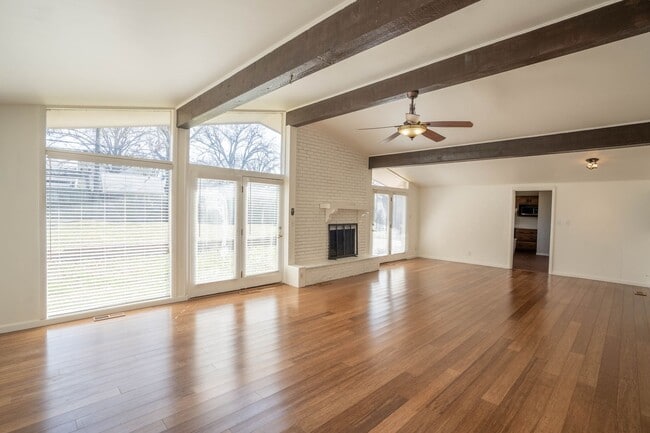 Foto del edificio - Large 3 Bedroom 2 Bath Home!