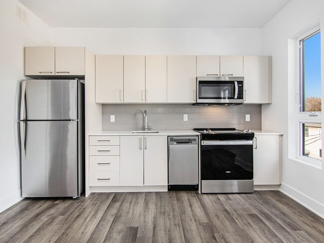 Building Photo - 258 Carruthers Av