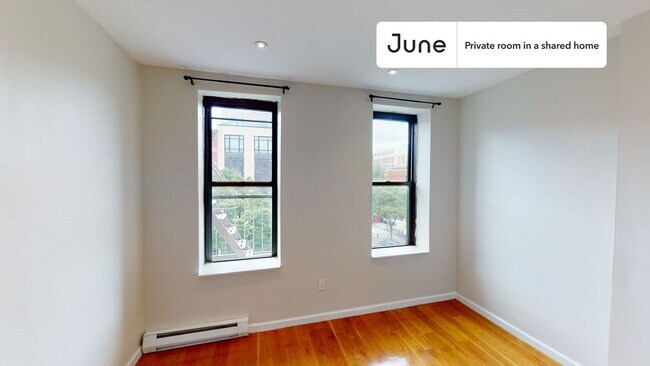 Foto del edificio - Private bedroom in 3 bed/1 bath Home