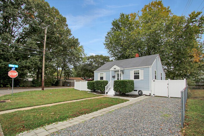 Foto del edificio - Well-Maintained Home with Spacious Yard and Screened Porch