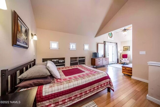 Photo - 907 W Summit Ave Apartment