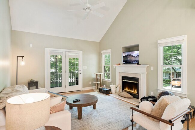 Building Photo - **Application Pending**Lovely 3 bedroom townhome close to the Eno River in Country Club Heights!