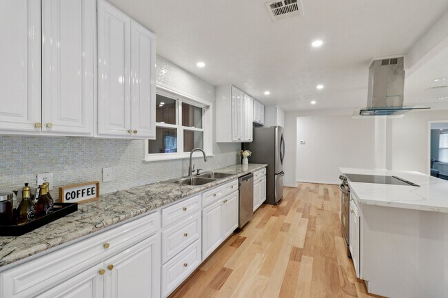 Foto del edificio - 10328 Shadow Oaks Dr