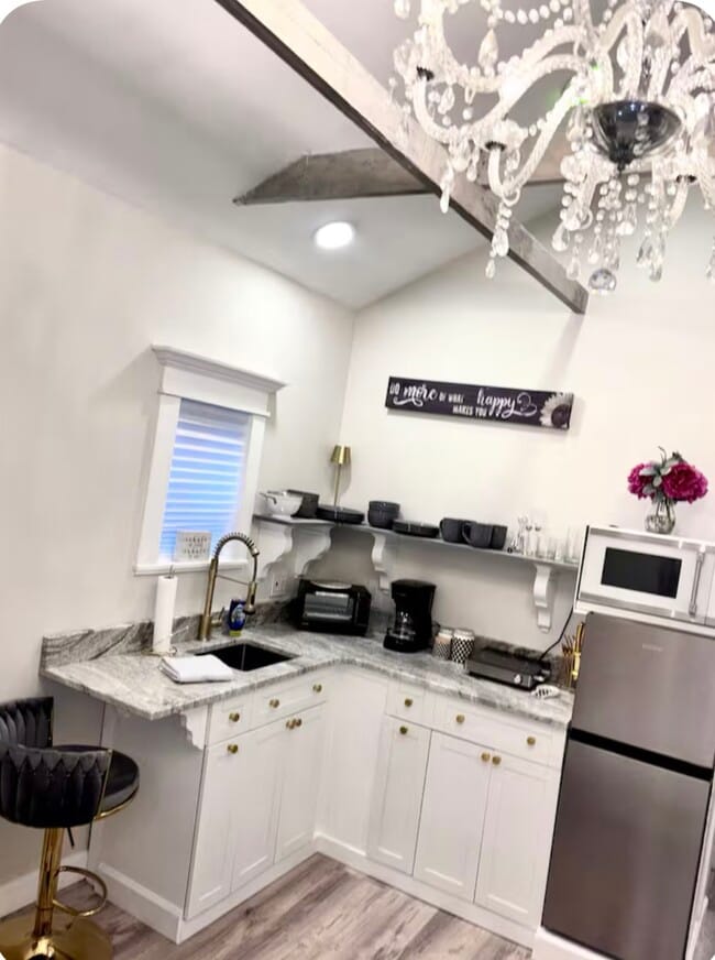 Building Photo - 686 Morford Ave