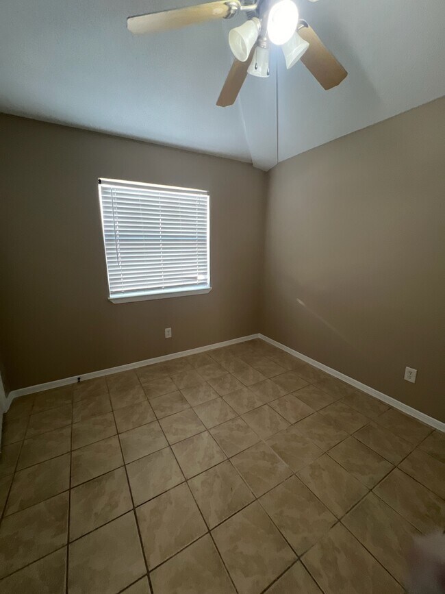 Building Photo - 211 Rio Rojo Dr