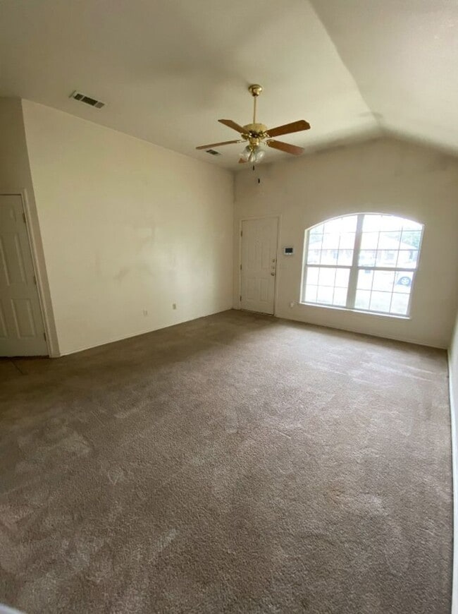 Building Photo - 904 Crymes Ln