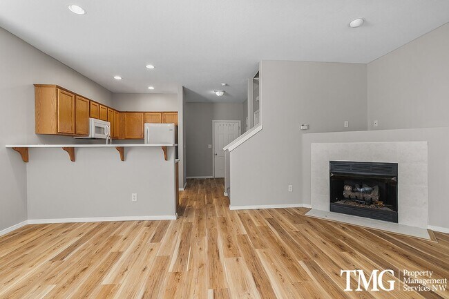 Building Photo - Great 3 Bed 2.5 Bath Corner Townhome in Ha...