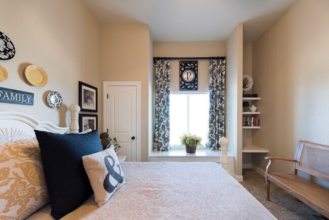 El dormitorio delantero tiene un encanto especial gracias a su banco junto a la ventana y sus estanterías. El banco junto a la ventana ofrece espacio de almacenamiento para objetos grandes o ropa de cama. - 249 Springfield